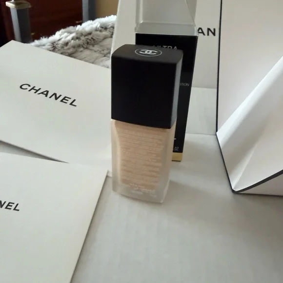 CHANEL ULTRA LE TEINT ALL-DAY COMFORT FLAWLESS FINISH FOUNDATION - Picture 3 of 12